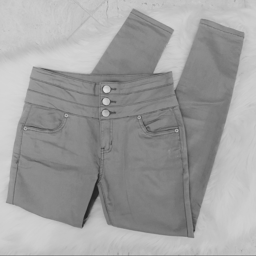 Woman’s Ashley Mason Highwaisted Grey Skinny jeans